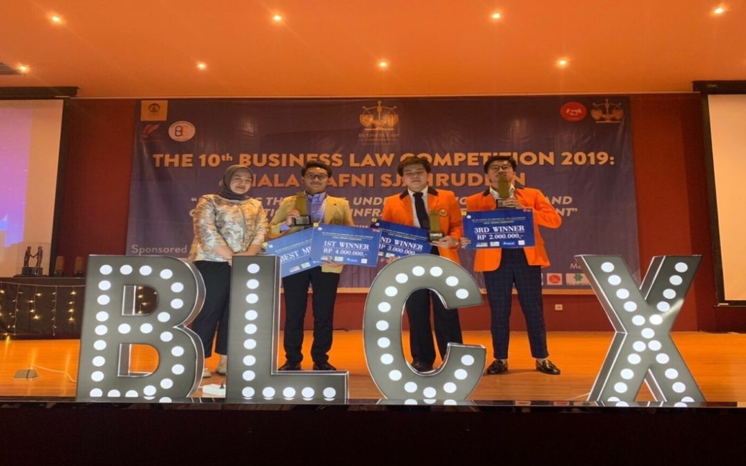 Tim Forward 198 Fakultas Ilmu Hukum Universitas Katolik Parahyangan meraih Juara I Legal Opinion dan mendapatkan penghargaan Best Memo dalam acara Business Law Competition UI